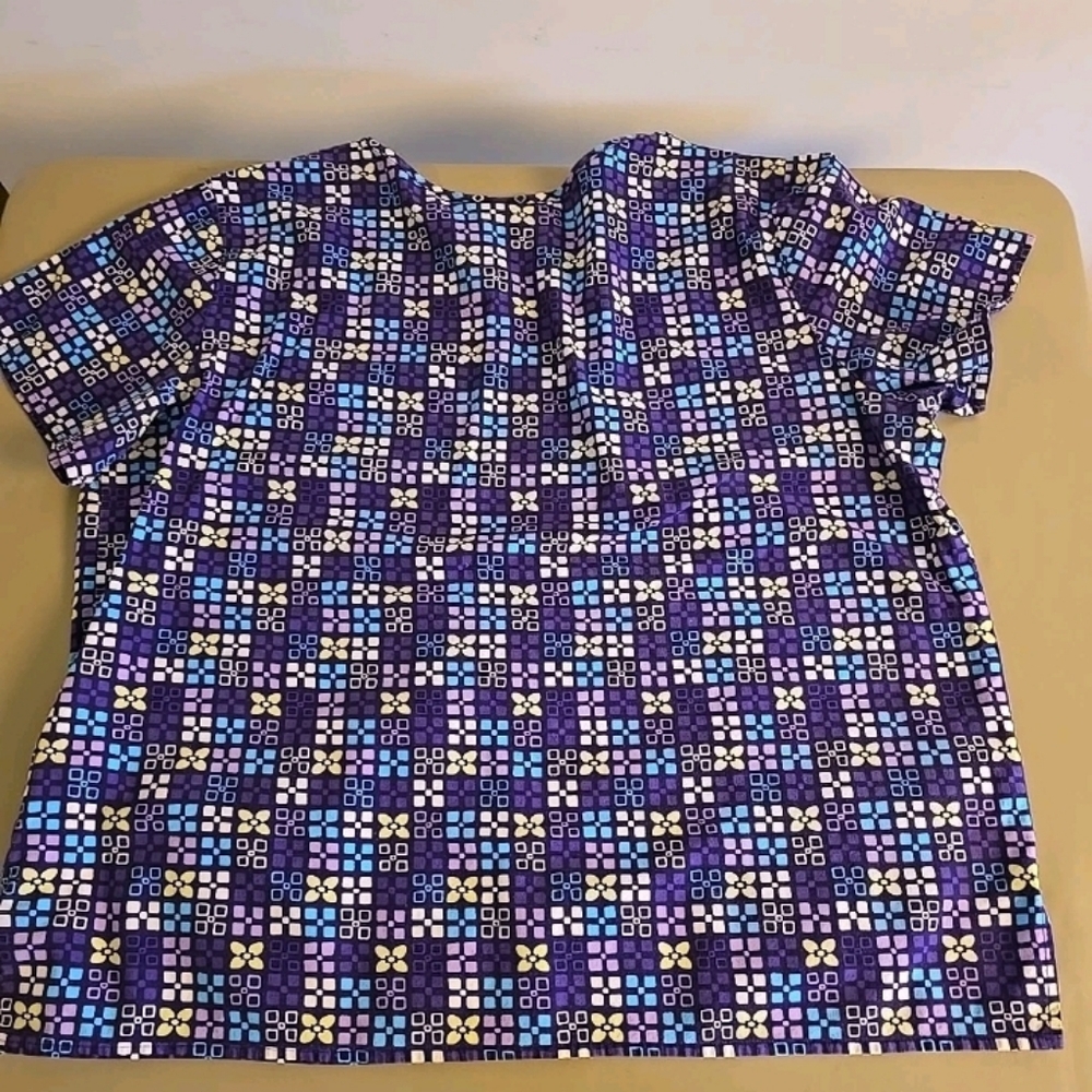 Geometric Print Short Sleeve Scrub Top in Purple & Blue